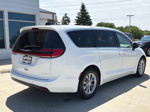 Used 2026 Chrysler Pacifica Limited FWD image 8