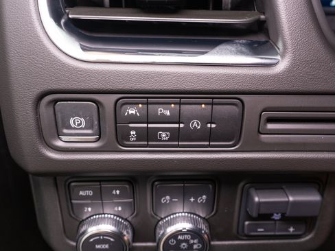 Used 2024 GMC Yukon SLT w/ SLT Luxury Package AWD/4WD image 29