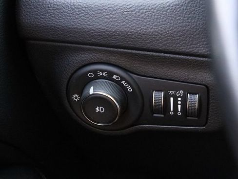 Used 2018 Jeep Compass Latitude FWD image 19