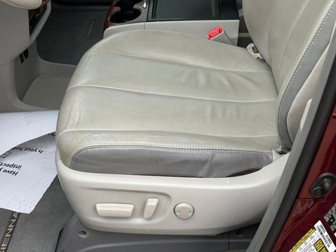 Used 2014 Toyota Sienna Limited image 17