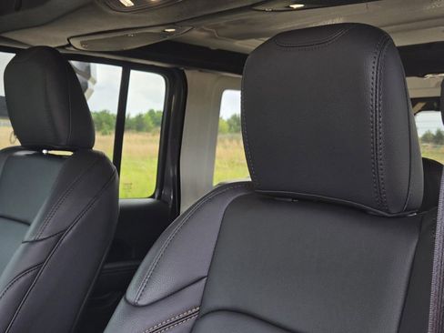 Used 2025 Jeep Wrangler Sahara AWD/4WD image 18