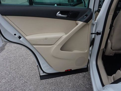 Used 2015 Volkswagen Tiguan SE FWD image 16