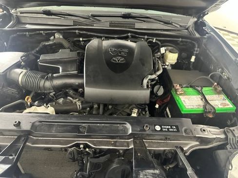 Used 2018 Toyota Tacoma TRD Sport w/ Technology Package AWD/4WD image 10