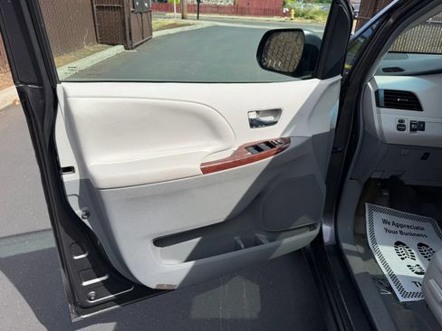 Used 2013 Toyota Sienna XLE FWD image 9