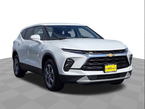 Used 2025 Chevrolet Blazer LT image 3