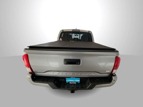 Used 2016 Toyota Tacoma TRD Sport w/ Premium & Technology Package AWD/4WD image 7