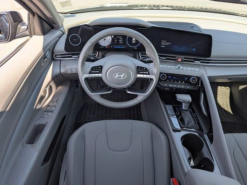 Used 2025 Hyundai Elantra SEL FWD image 28