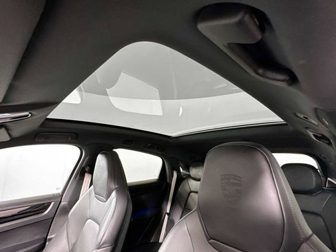 Certified 2022 Porsche Cayenne Platinum Edition image 22