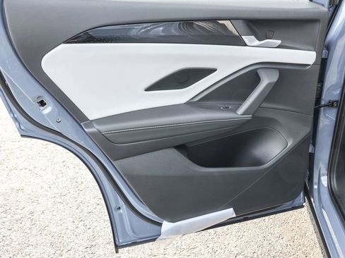 Used 2025 Volkswagen Tiguan SE image 25