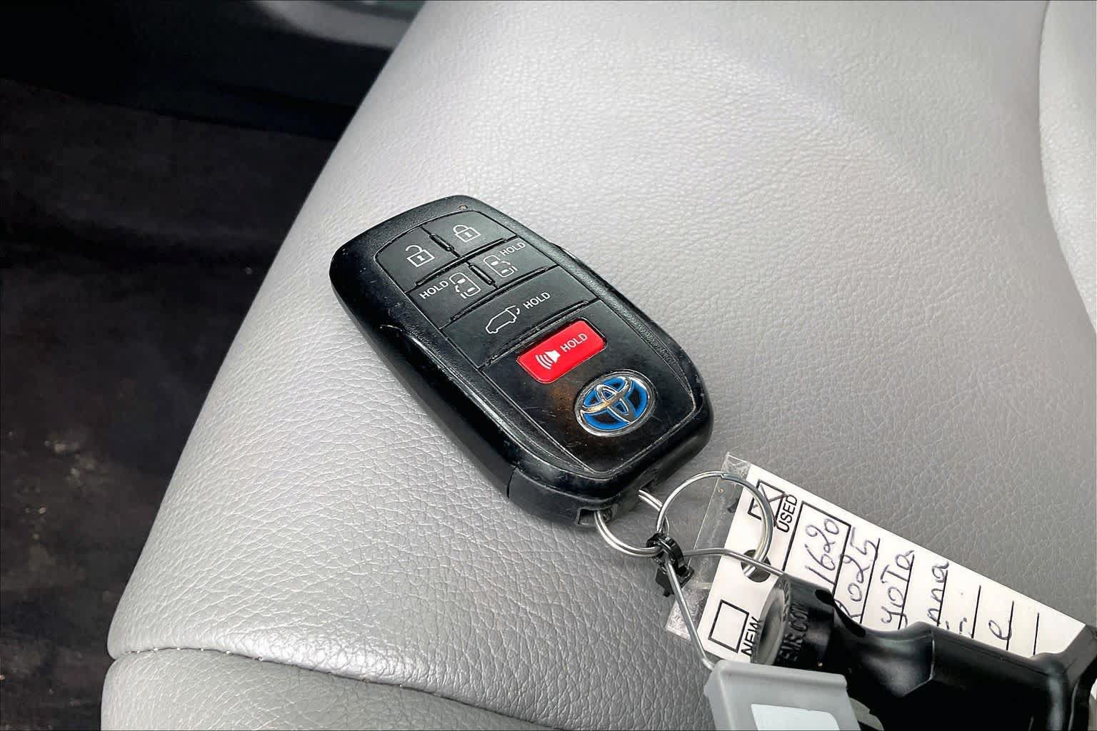 Used 2025 Toyota Sienna XLE FWD image 14