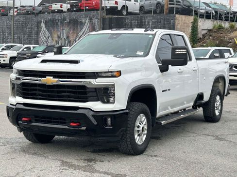 Used 2024 Chevrolet Silverado 2500 LT AWD/4WD image 3