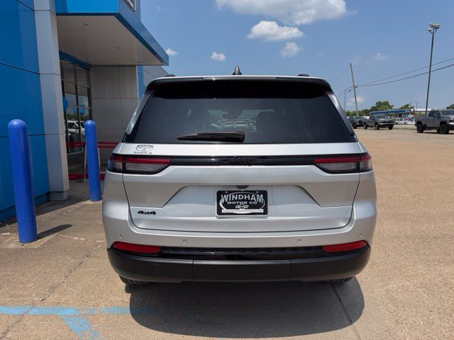 Used 2024 Jeep Grand Cherokee Altitude AWD/4WD image 5
