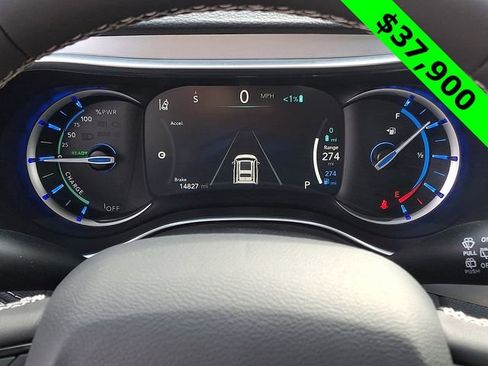 Used 2025 Chrysler Pacifica Premium image 21