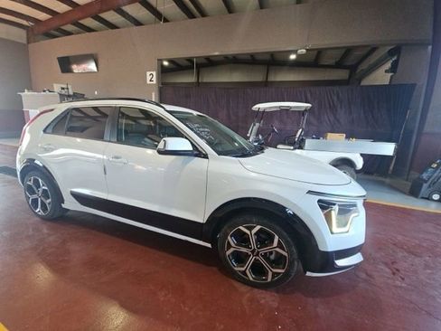 Used 2023 Kia Niro EX Touring image 3