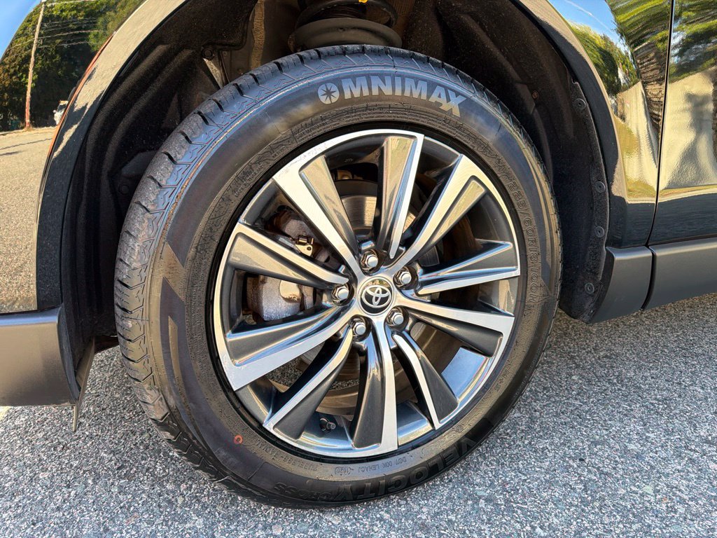 Used 2023 Toyota Venza LE AWD/4WD image 12