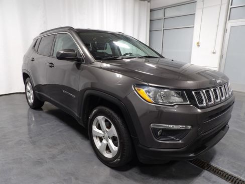 Used 2017 Jeep Compass Latitude image 2