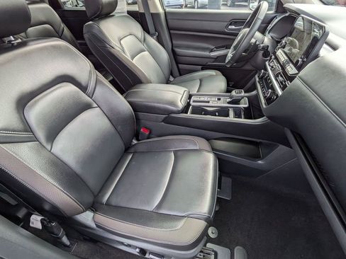 Used 2025 Nissan Pathfinder SL w/ SL Premium Package FWD image 27