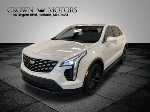 Used 2022 Cadillac XT4 Luxury w/ Cold Weather Package AWD/4WD image 3
