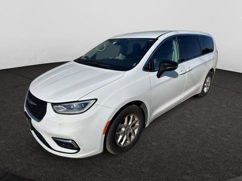 Used 2024 Chrysler Pacifica Touring-L image 7