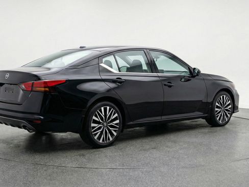 Used 2025 Nissan Altima 2.5 SV image 9