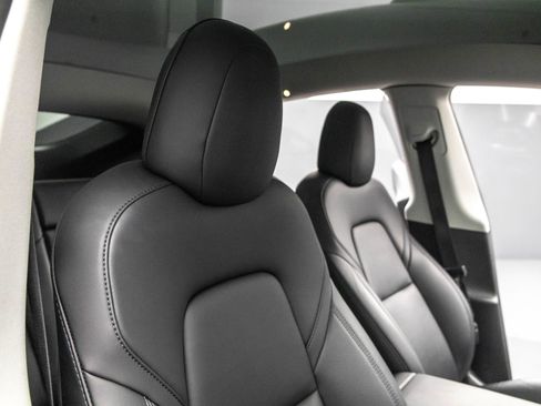 Used 2022 Tesla Model Y Long Range image 38