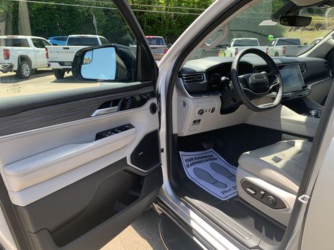 Used 2024 Jeep Wagoneer L Series II w/ Flexible Seating Group AWD/4WD image 7