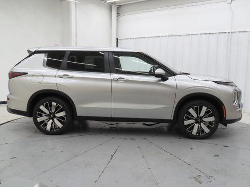 New 2026 Mitsubishi Outlander SE AWD/4WD image 2