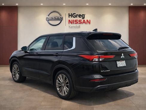 Used 2022 Mitsubishi Outlander ES FWD image 2