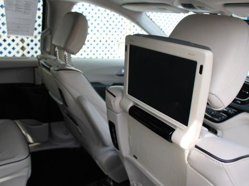 Used 2018 Chrysler Pacifica Limited w/ Advanced Safetytec Group image 18