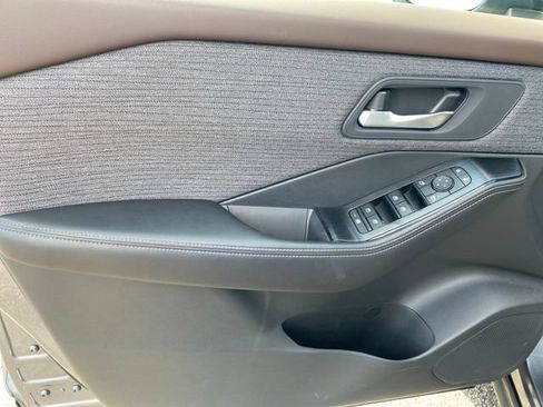 Used 2023 Nissan Rogue SV AWD/4WD image 16