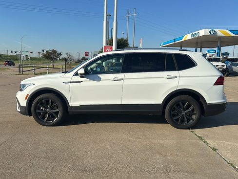 Used 2024 Volkswagen Tiguan SE w/ Panoramic Sunroof Package image 5