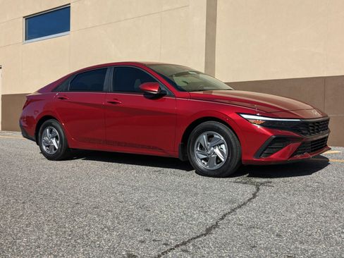 New 2026 Hyundai Elantra SE image 2