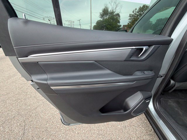 Used 2025 Buick Enclave Preferred AWD/4WD image 23
