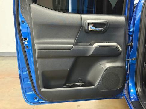 Used 2016 Toyota Tacoma TRD Sport w/ Towing Package image 21