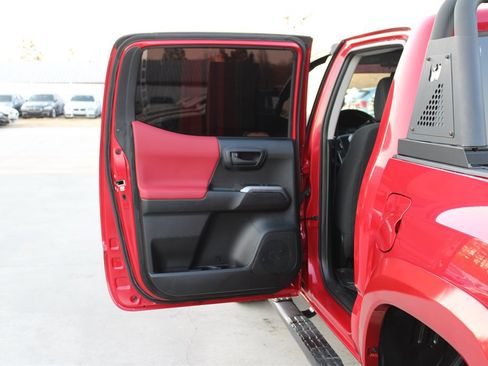 Used 2018 Toyota Tacoma SR5 image 38