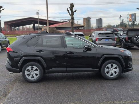 Used 2021 Toyota RAV4 LE image 6