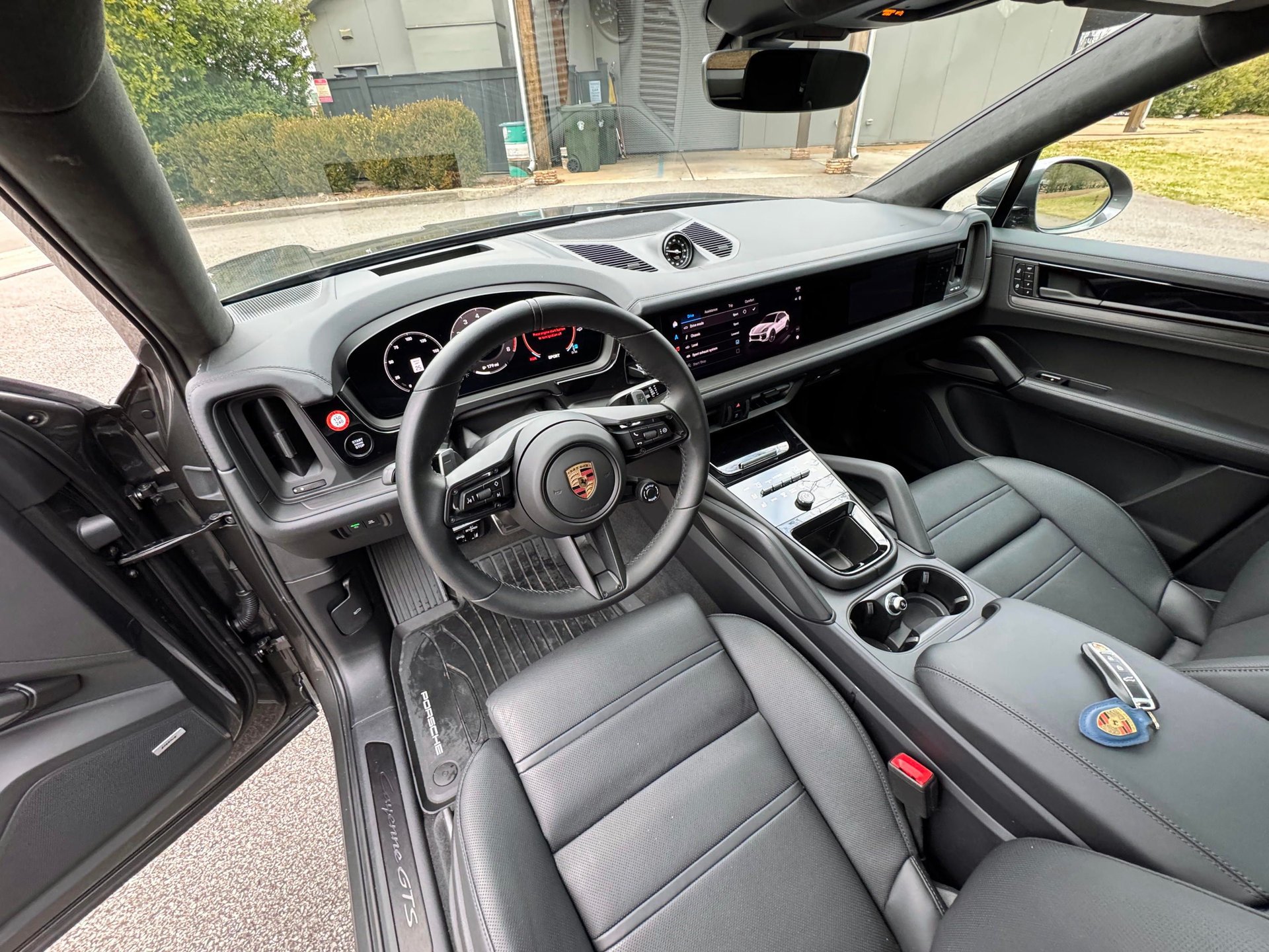 Used 2025 Porsche Cayenne GTS AWD/4WD image 17
