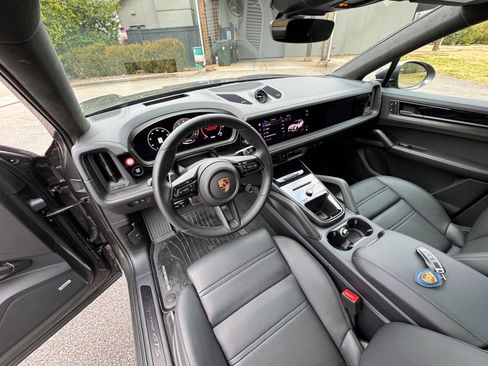 Used 2025 Porsche Cayenne GTS AWD/4WD image 17