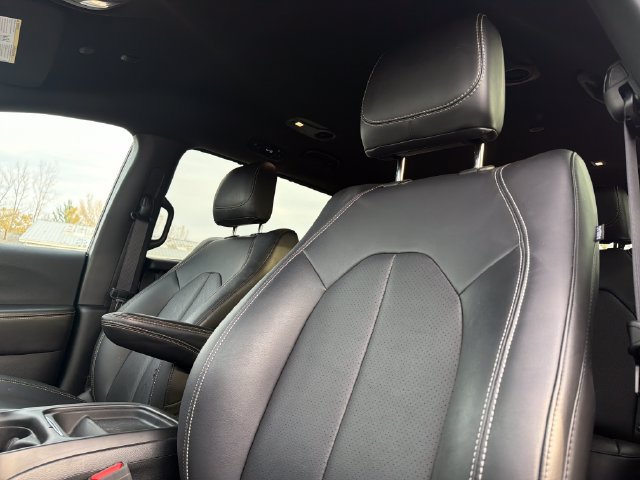 Used 2027 Chrysler Pacifica Select FWD image 13