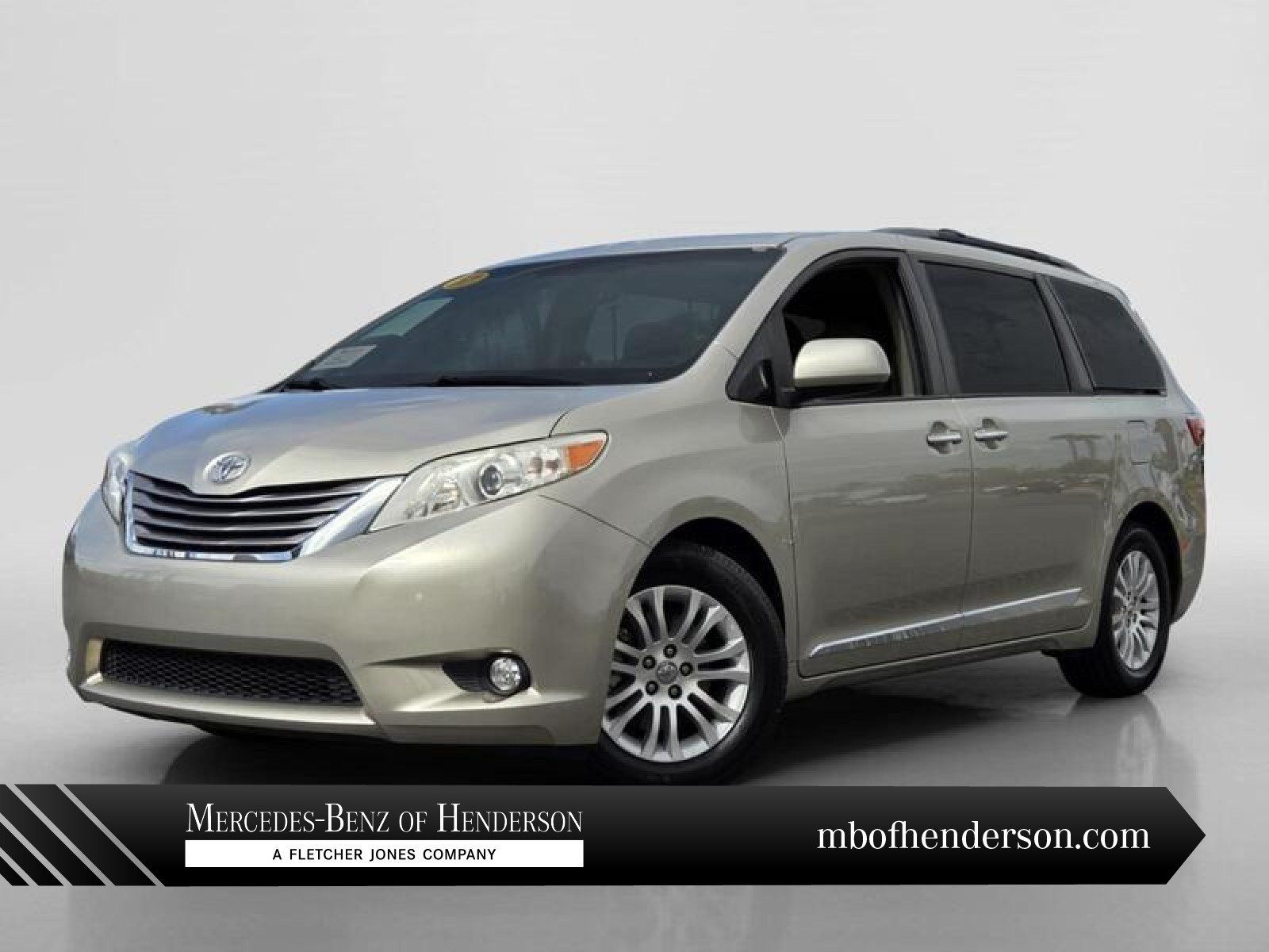 Used 2017 Toyota Sienna XLE Premium FWD image 1