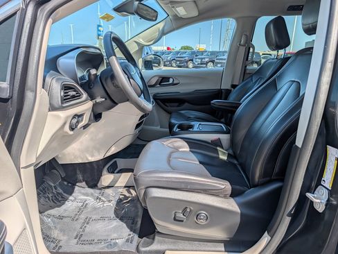 Used 2023 Chrysler Pacifica Touring-L FWD image 14