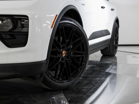 Certified 2026 Porsche Macan Electric RWD image 12