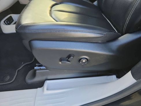 Used 2023 Chrysler Pacifica Touring-L FWD image 10