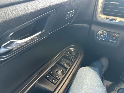 Used 2017 GMC Acadia Limited SLT FWD image 25