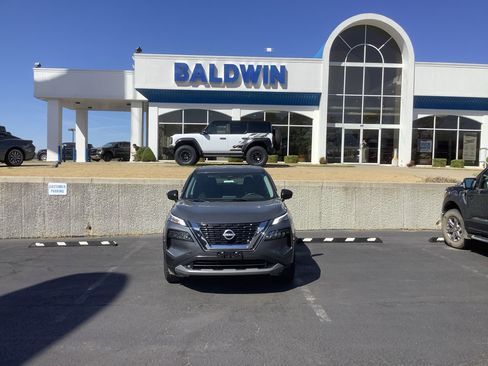 Used 2023 Nissan Rogue S image 2