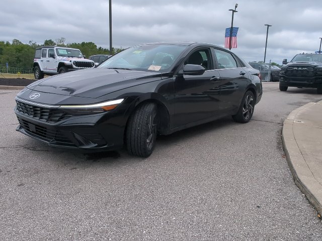 Used 2025 Hyundai Elantra SEL FWD image 5