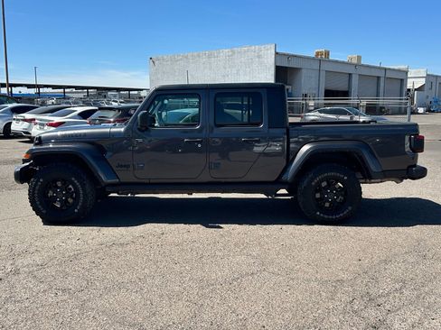 Used 2024 Jeep Gladiator Sport image 8