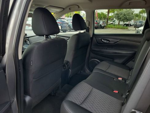 Used 2018 Nissan Rogue SV w/ Premium Package FWD image 7