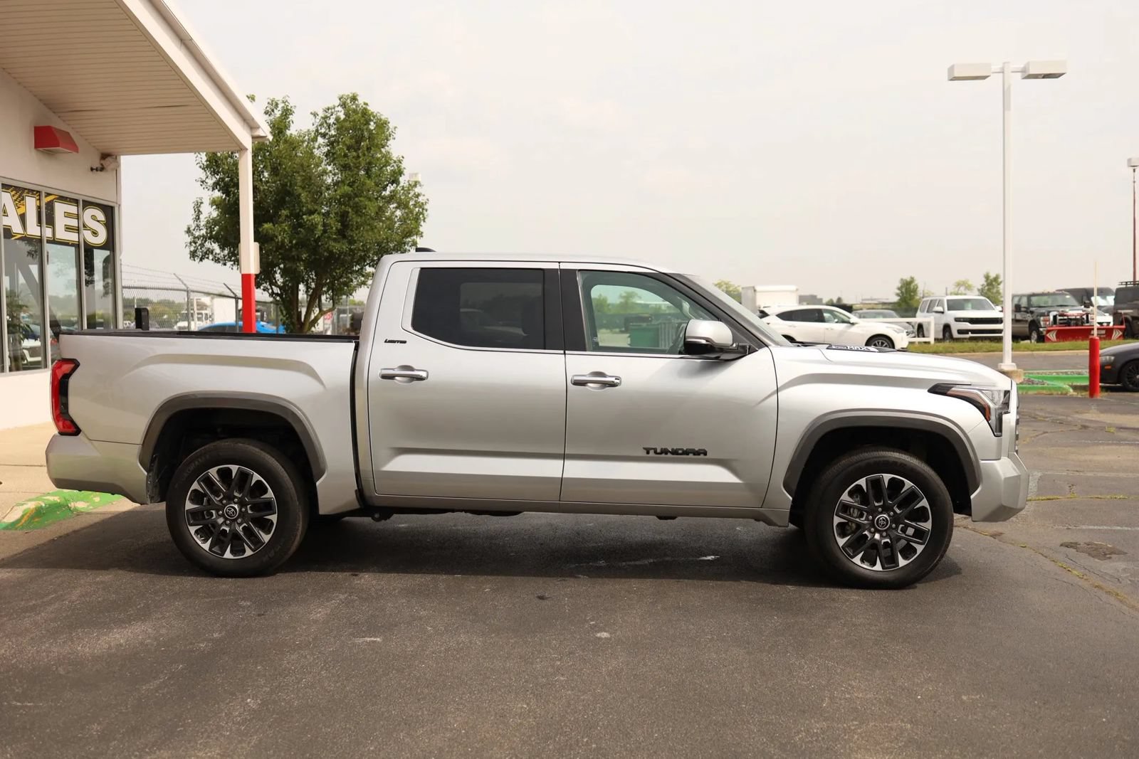 Used 2022 Toyota Tundra Limited AWD/4WD image 4