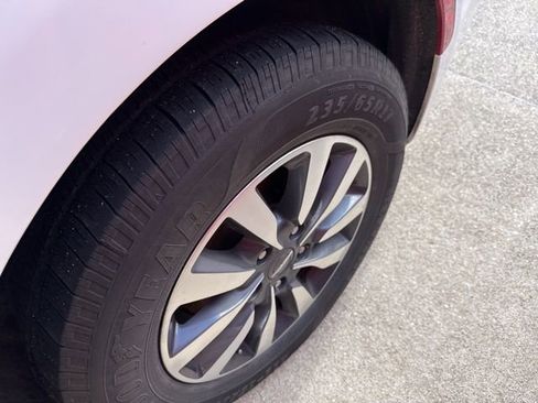 Used 2021 Chrysler Pacifica Touring-L FWD image 5